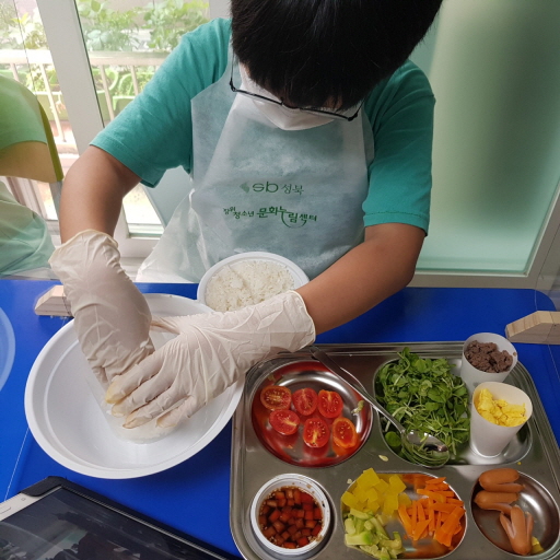 성북구 비대면 프로그램 ‘집콕집쿡’에 참가한 한 청소년이 온라인 화상회의 시스템 줌(ZOOM)을 통해 요리하는 모습을 보여주고 있다. 성북구 제공