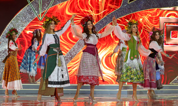 참가자들이 10일(현지시간) 벨라루스 민스크에서 열린 벨로루시 미인대회에서 전통의상을 입고 춤을 추고 있다. 신화 연합뉴스