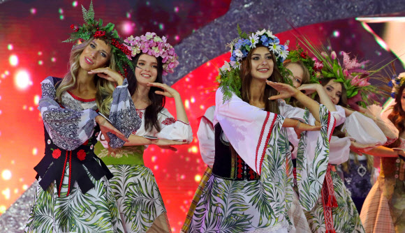 참가자들이 10일(현지시간) 벨라루스 민스크에서 열린 벨로루시 미인대회에서 전통의상을 입고 춤을 추고 있다. 신화 연합뉴스