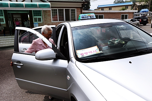 어르신들에게 버스 요금만 받고 택시를 운행하는 일명 100원 택시. 서천군청 제공