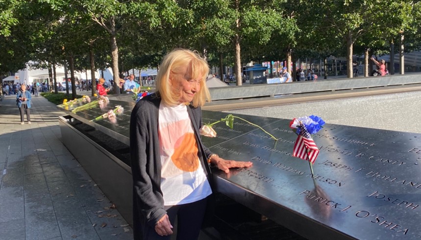9/11 테러로 남동생을 잃은 바바라 넬슨 골드만이 지난 10일(현지시간) 미국 뉴욕 맨해튼 메모리얼풀에서 추모하고 있다. 뉴욕 이경주 특파원 kdlrudwn@seoul.co.kr