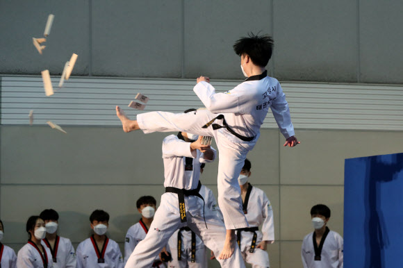 격파 선보이는 고양시 태권도시범단