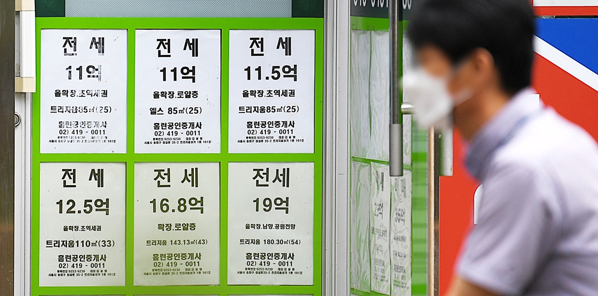 2021년 8월 30일 서울 송파구 소재 부동산 가격표 모습