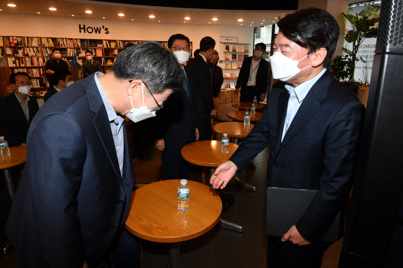 인사하는 안철수 대표와 김동연 전 부총리