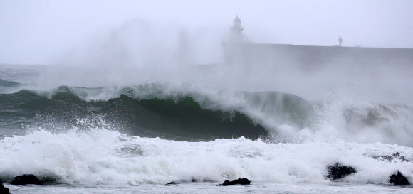 태풍 북상에 거세지는 파도