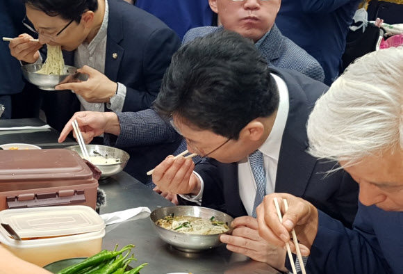 서문시장서 국수 먹는 유승민