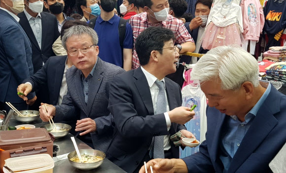 “점심 드시지요”