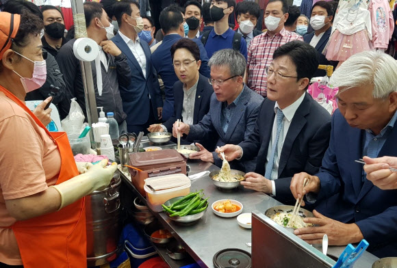 서문시장서 국수 먹는 유승민