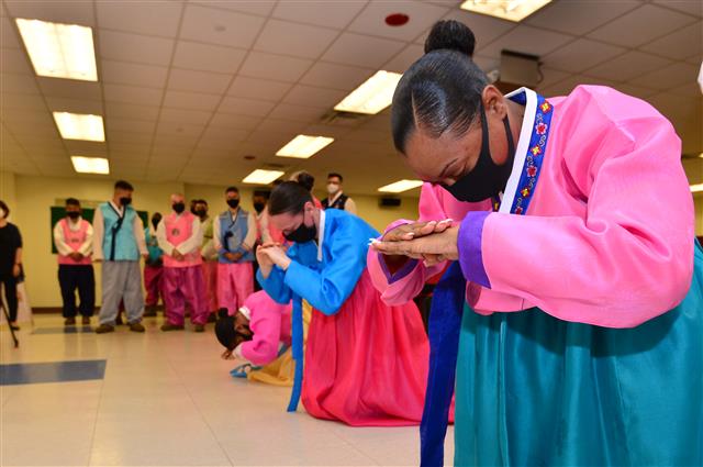 한국 추석 문화 체험하는 미 해병들