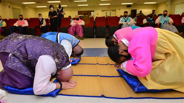 맞절 배우는 미 해병대원