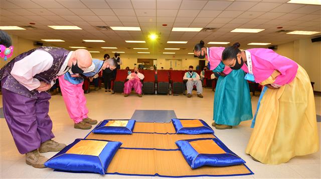 한국 추석전통 문화 배우는 미해병들