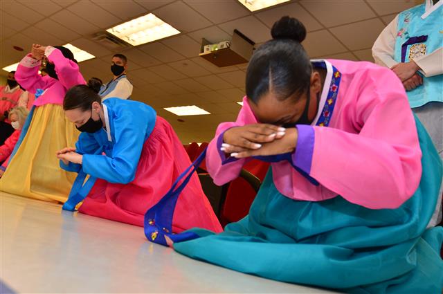 한복입고 한국 문화체험하는 미 해병들