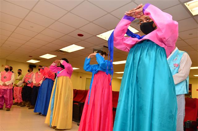 한국 절 배우는 미 해병대원들