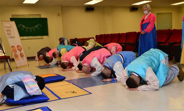 한국 절 배우는 미 해병대원들