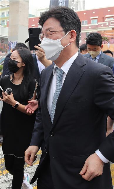 유승민 ‘질끈 감은 눈’