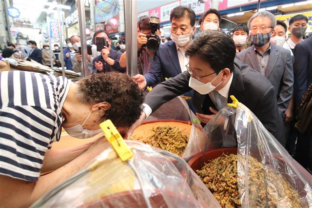 “단골 반갑고, 유승민이라 더 반갑네”