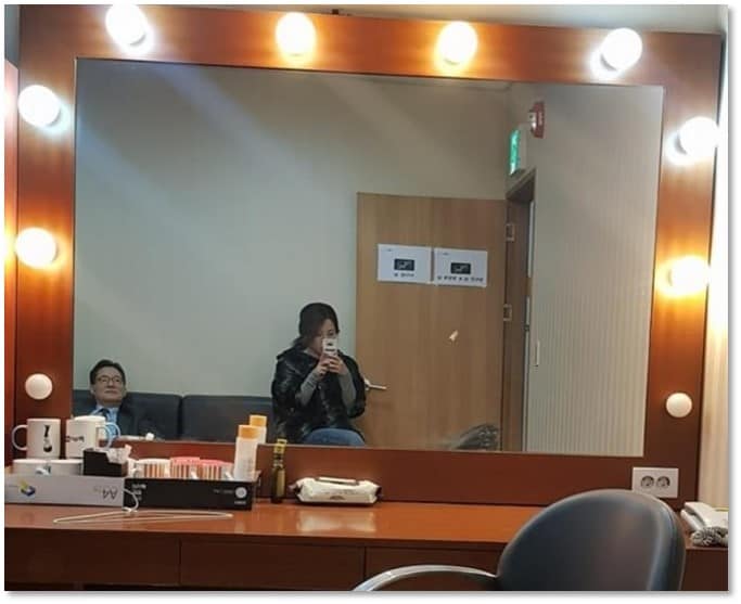 방송국 대기실에서 박지원(왼쪽) 국정원장과 함께 있는 조성은씨. 출처:페이스북