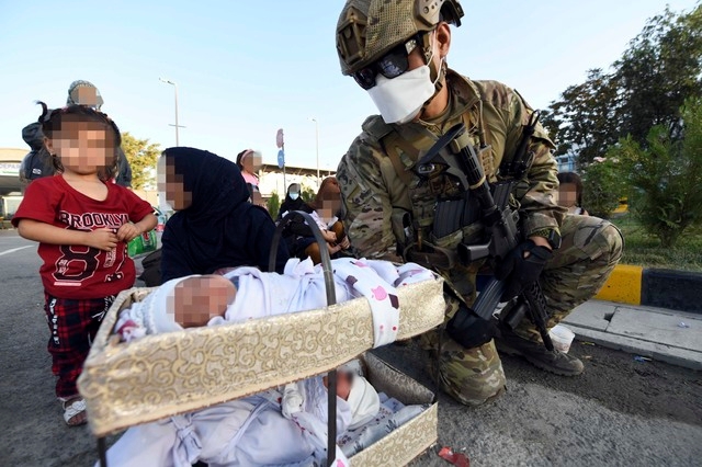 공군 최정예 특수부대 요원인 공정통제사(CCT : Combat Control Team)가 아프가니스탄 카불공항에서 한국으로 이송될 아프간인 현지 조력자의 어린 자녀들을 수송기 탑승 전에 보살피고 있다. 공군 제공