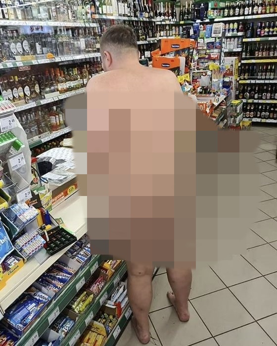 30대 검사가 나체로 슈퍼마켓에서 쇼핑하는 등의 행위를 하다 경찰에 체포됐다. 데일리메일 캡처