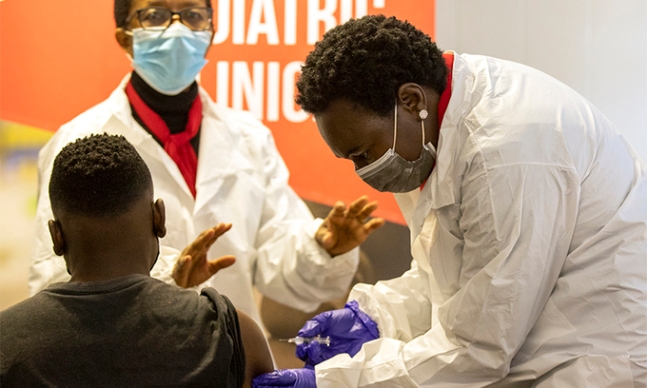 남아프리카공화국 프리토리아의 한 의료인이 미성년자를 대상으로 중국의 코로나19 백신 시노백을 접종하고 있다. AP연합뉴스