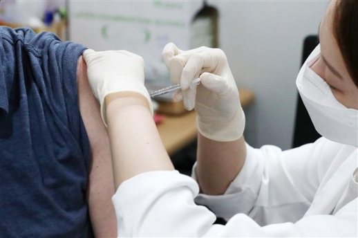 코로나19 백신 예방접종센터에서 한 시민이 화이자 백신을 접종 받고 있다.(위 기사와 직접적 관련 없음) 2021.8.23 뉴스1