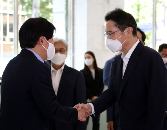 삼성전자 이재용 부회장, 출소 한달 만에 첫 공식활동