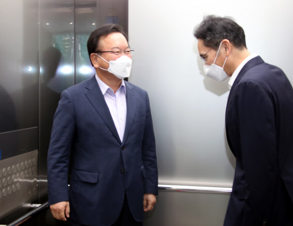 이재용 부회장과 인사하는 김부겸 총리