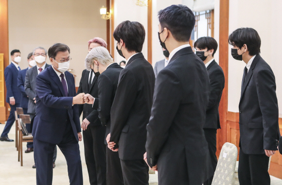 미래세대와 문화를 위한 대통령 특별사절 임명장 수여식이 14일 청와대 본관에서 열렸다. 문재인 대통령이 충무실에 입장하며 그룹 BTS 멤버 슈가와 주먹인사하고 있다. 2021. 9. 14 도준석 기자 pado@seoul.co.kr