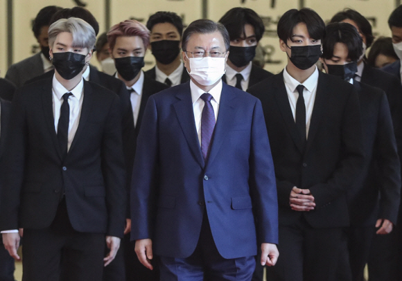 미래세대와 문화를 위한 대통령 특별사절 임명장 수여식이 14일 청와대 본관에서 열렸다. 임명식이 끝난 뒤 문재인 대통령과 그룹 BTS 멤버들이 환담장으로 이동하고 있다. 2021. 9. 14 도준석 기자 pado@seoul.co.kr