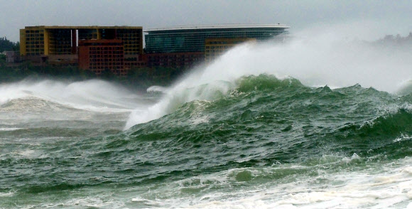 태풍 ‘찬투’ 북상…더 거칠어진 파도