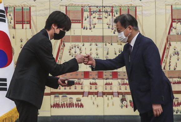 미래세대와 문화를 위한 대통령 특별사절 임명장 수여식이 14일 청와대 본관에서 열렸다. 문재인 대통령이 그룹 BTS 멤버 진에게 임명장과 선물을 수여한 뒤 주먹인사를 하고 있다. 2021. 9. 14 도준석 기자 pado@seoul.co.kr
