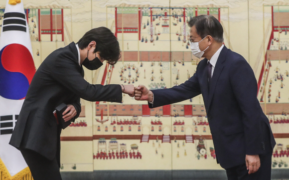 미래세대와 문화를 위한 대통령 특별사절 임명장 수여식이 14일 청와대 본관에서 열렸다. 문재인 대통령이 그룹 BTS 멤버 뷔에게 임명장과 선물을 수여한 뒤 주먹인사를 하고 있다. 2021. 9. 14 도준석 기자 pado@seoul.co.kr