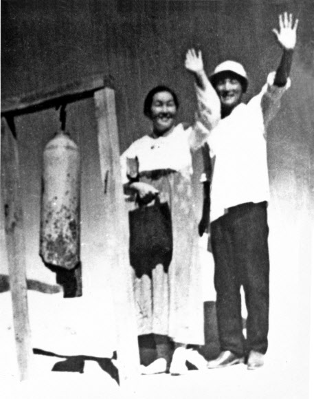 조용기(오른쪽) 목사가 1958년 서울 은평구 대조동에 천막교회를 열었을 당시 최자실 목사와 손을 흔들고 있다. 옆에는 교회 종을 대신한 산소통이 걸려 있다. 여의도순복음교회 제공