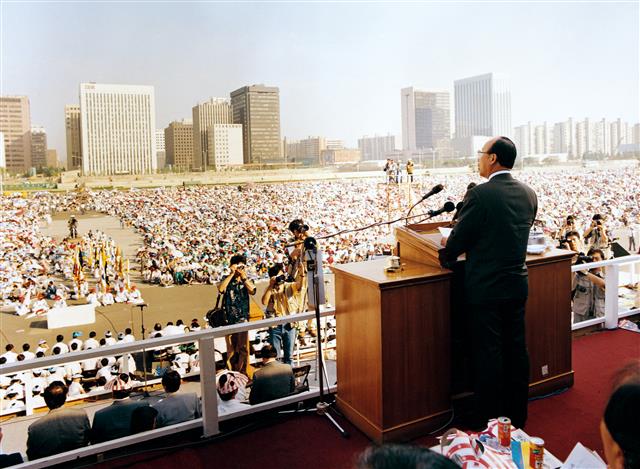조용기 목사가 1994년 서울 여의도광장에서 열린 ‘나라와 민족을 위한 기도회’에서 설교하고 있다.  여의도순복음교회 제공