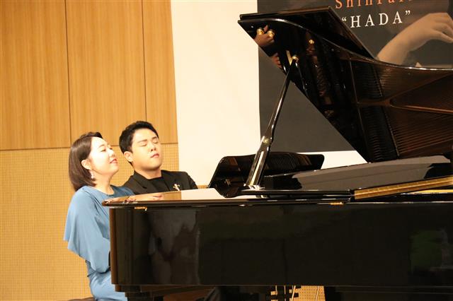 피아니스트 신미정(왼쪽)과 박상욱이 뭉친 피아노 듀오 신박이 14일 서울 서초구 코스모스아트홀에서 슈트라우스 2세의 ‘박쥐 서곡’을 연주하고 있다. WCN 제공