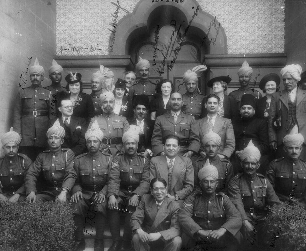덩케르크 철수 작전 명령이 떨어진 뒤 1940년 5월 10일 모스크에서 고별 파티를 벌인 뒤 촬영한 사진. 가운데 제복을 입고 민머리에 한눈에 봐도 우두머리임을 알 수 있는 이가 악바르 소령이다.