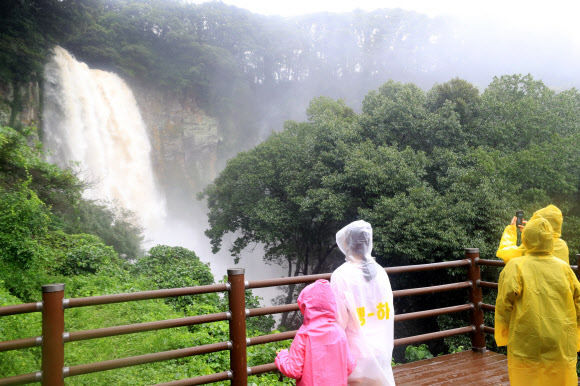태풍 ‘찬투’ 북상…한라산에 폭우