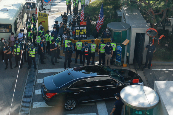 왕이(王毅) 중국 외교부장 겸 국무위원이 탑승한 차량이 15일 오전 서울 종로구 외교부 청사에서 열리는 한?중 외교장관 회담에 참석하기 위해 들어서고 있다. 2021. 9. 15 오장환 기자 5zzang@seoul.co.kr