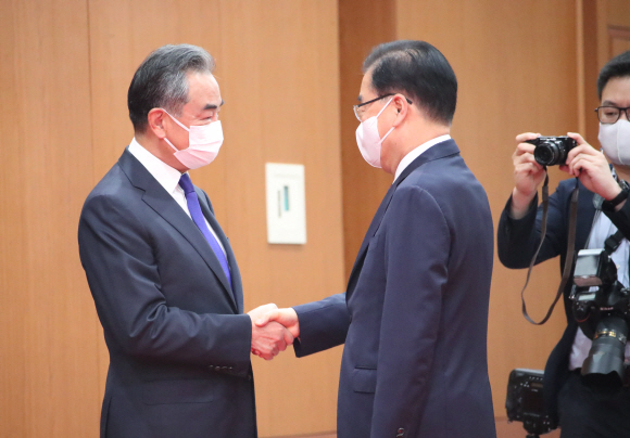 정의용 외교부 장관과 왕이(王毅) 중국 외교담당 국무위원 겸 외교부장이 15일 오전 서울 종로구 외교부 청사에서 열린 한중 외교장관회담에서 인사를 하고 있다. 2021. 9. 15 오장환 기자 5zzang@seoul.co.kr