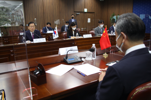 정의용 외교부 장관과 왕이(王毅) 중국 외교담당 국무위원 겸 외교부장이 15일 오전 서울 종로구 외교부 청사에서 한중 외교장관회담을 하고 있다. 2021. 9. 15 오장환 기자 5zzang@seoul.co.kr