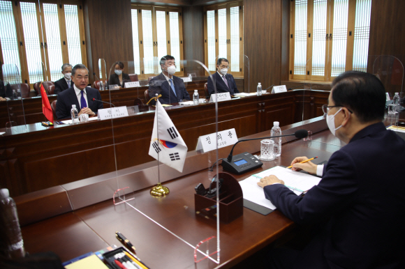 정의용 외교부 장관과 왕이(王毅) 중국 외교담당 국무위원 겸 외교부장이 15일 오전 서울 종로구 외교부 청사에서 한중 외교장관회담을 하고 있다. 2021. 9. 15 오장환 기자 5zzang@seoul.co.kr