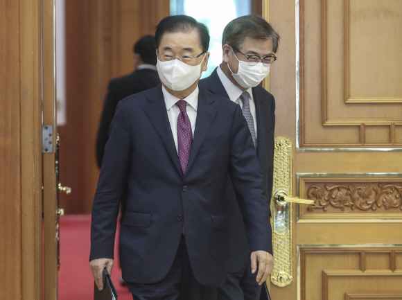 문재인 대통령이 15일 청와대에서 왕이 중국 외교부장을 접견했다. 서훈 국가안보실장과 정의용 외교부 장관이 접견실로 들어서고 있다. 2021. 9. 15 도준석 기자 pado@seoul.co.kr