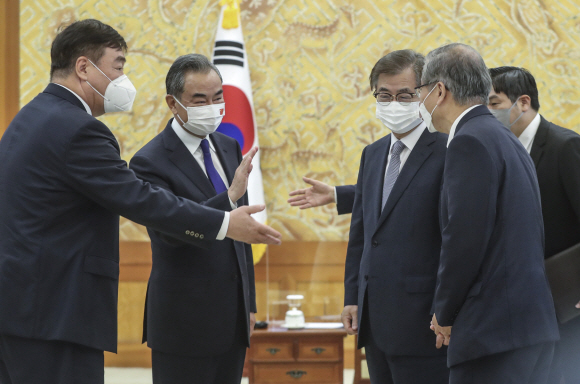 문재인 대통령이 15일 청와대에서 왕이 중국 외교부장을 접견했다. 왕 부장이 접견 시작 전 서훈 국가안보실장, 김형진 국가안보실 2차장과 인사하고 있다. 2021. 9. 15 도준석 기자 pado@seoul.co.kr