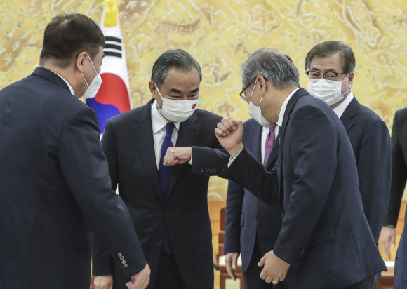 문재인 대통령이 15일 청와대에서 왕이 중국 외교부장을 접견했다. 왕 부장이 접견 시작 전 김형진 국가안보실 2차장과 인사하고 있다. 2021. 9. 15 도준석 기자 pado@seoul.co.kr