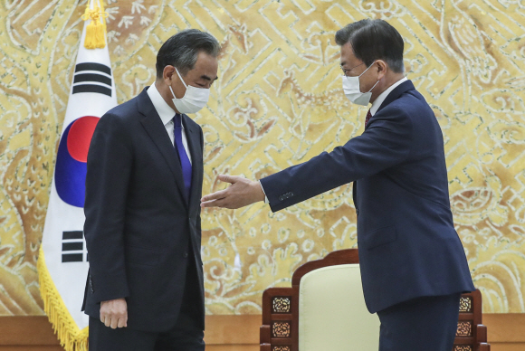 문재인 대통령이 15일 청와대에서 왕이 중국 외교부장을 접견했다. 문 대통령이 접견에 앞서 기념촬영을 한 뒤 왕 부장에게 착석을 권하고 있다. 2021. 9. 15 도준석 기자 pado@seoul.co.kr