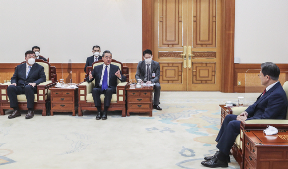 문재인 대통령이 15일 청와대에서 왕이 중국 외교부장을 접견했다. 왕 부장이 발언하고 있다. 앞줄 왼쪽은 싱하이밍 주한 중국대사. 2021. 9. 15 도준석 기자 pado@seoul.co.kr