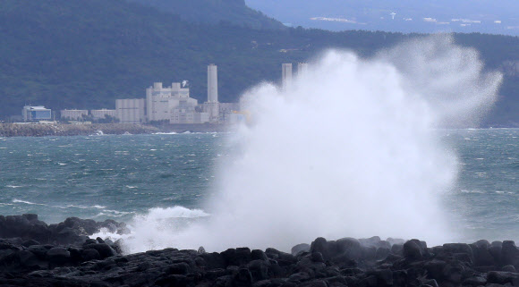 태풍 ‘찬투’ 북상…거센 파도