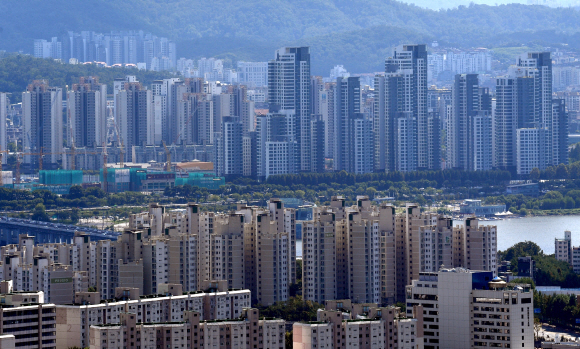 임대차법 부작용으로 부동산 시장이 요동치는 가운데 15일 서울 남산에서 바라본 서초 아크로리버파크와 공사중인 원베일리의 모습. 2021.9.15 박지환기자 popocar@seoul.co.kr