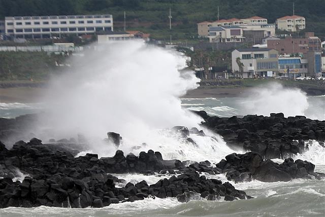 ‘태풍 찬투’ 집채만한 파도