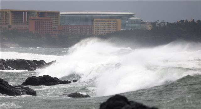 가까워지는 태풍 찬투...거센 파도